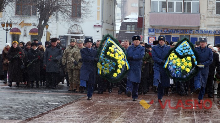 покладання квітів до памятнику Героям Небесної сотні у Вінниці фото