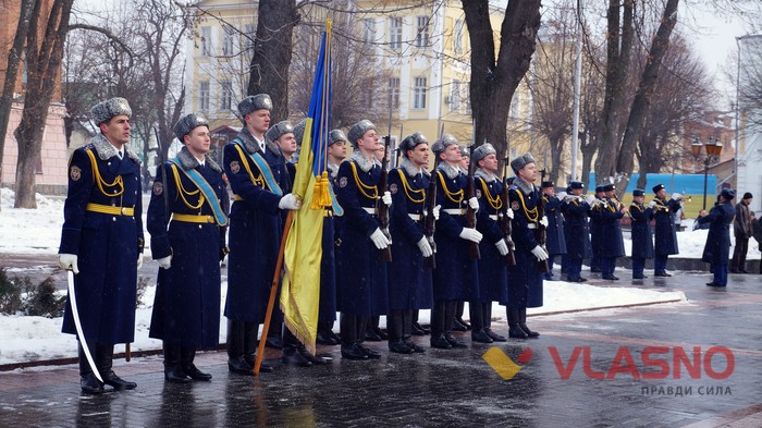 покладання квітів до памятнику Героям Небесної сотні у Вінниці фото