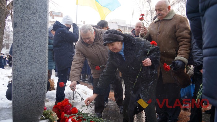 покладання квітів до памятнику Героям Небесної сотні у Вінниці фото