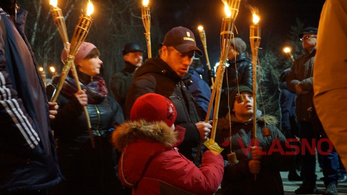 смолоскипна хода вшанування героїв Крут у Вінниці фото
