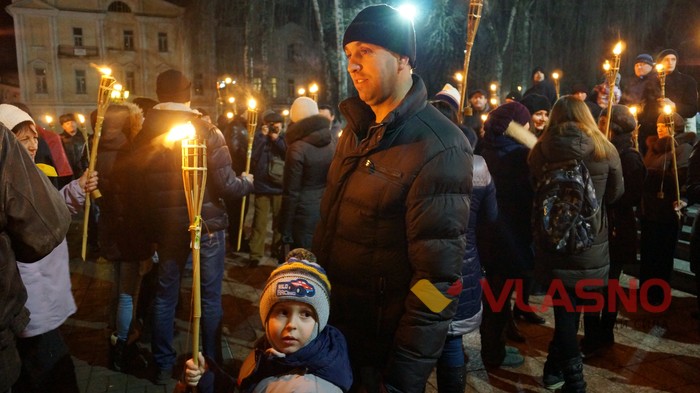 смолоскипна хода вшанування героїв Крут у Вінниці фото