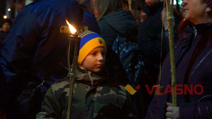 смолоскипна хода вшанування героїв Крут у Вінниці фото