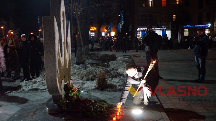 смолоскипна хода вшанування героїв Крут у Вінниці фото