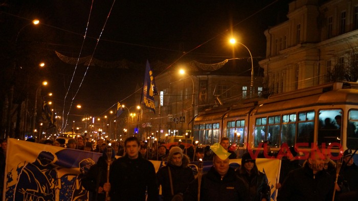 смолоскипна хода вшанування героїв Крут у Вінниці фото