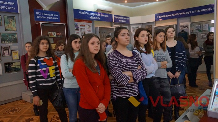 студенти медколеджу на презентації макету памятника Максиму Шимку фото