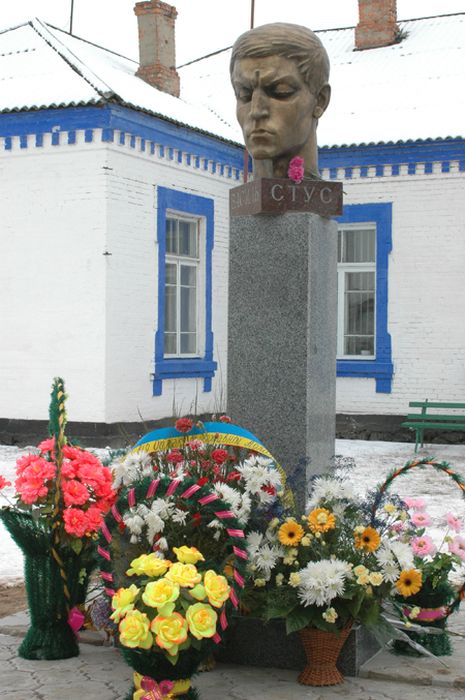 Pamyatnyk-Snusovi-u-Rakhnivtsi