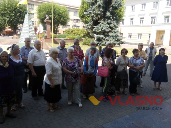На вінницькому віче закликали молитися вдома за Україну 