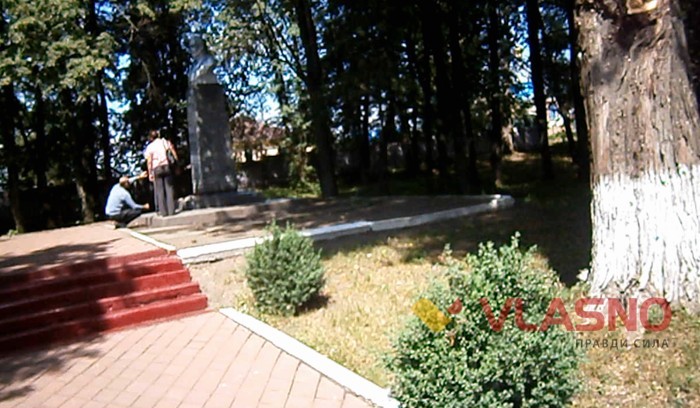 приклеюють зірочки на пам'ятник Романенку у Сосонці фото