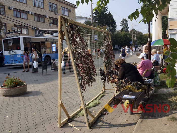 вінницькі волонтери плетуть маскувальні сітки фото
