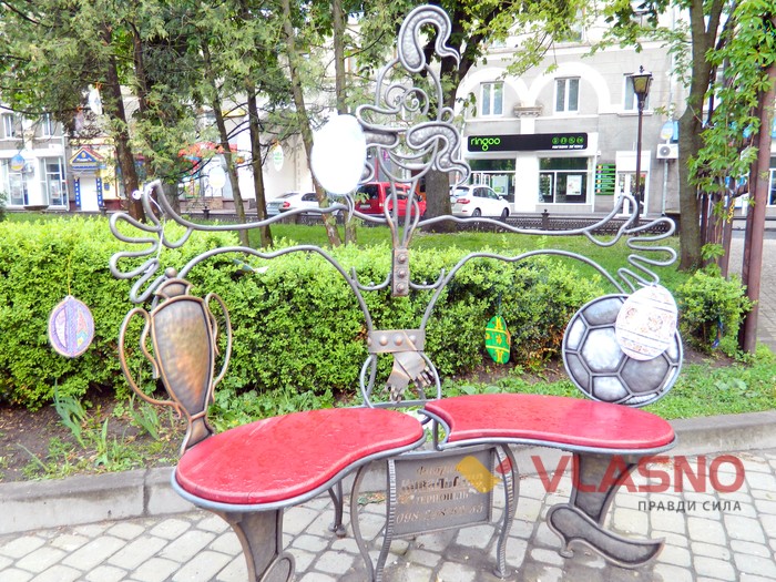 скульптури футболістів у Тернополі фото