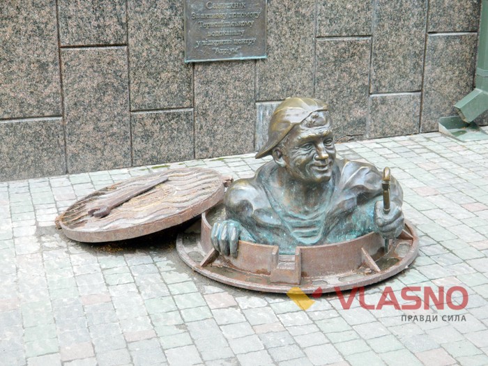 статуя сантехніка у Тернополі фото