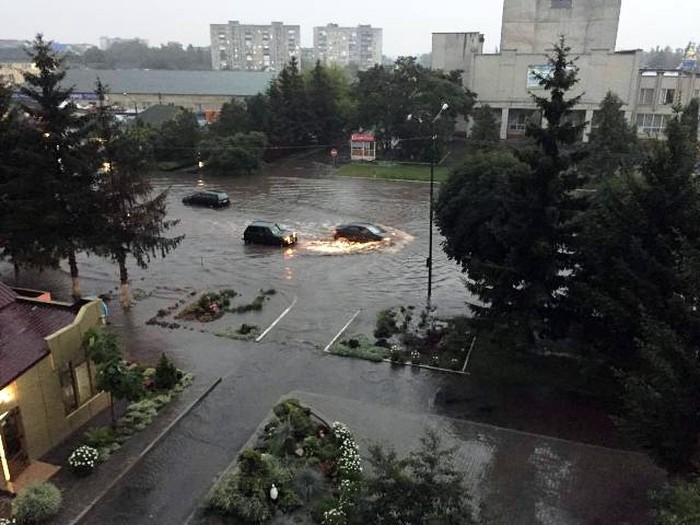 у Хмільнику залило дороги фото