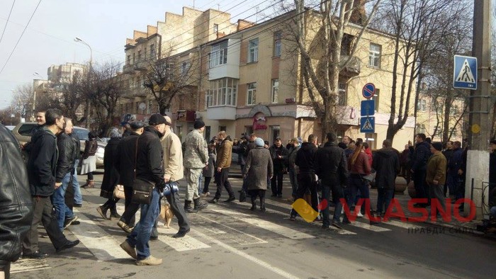 автомайданівці перекрили дорогу у Вінниці фото