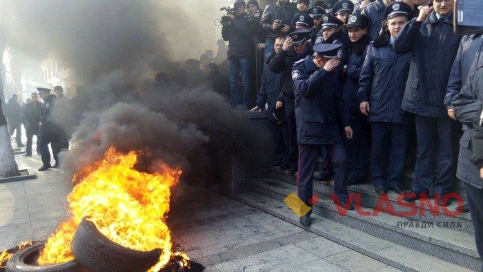 протест - у Вінниці горять шини фото