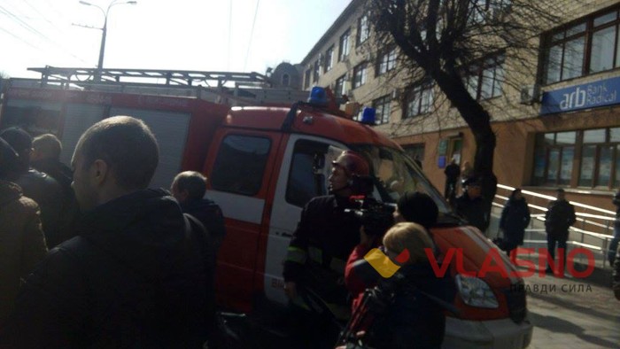 пожежна машина під будівлею Національної поліції у Вінниці фото