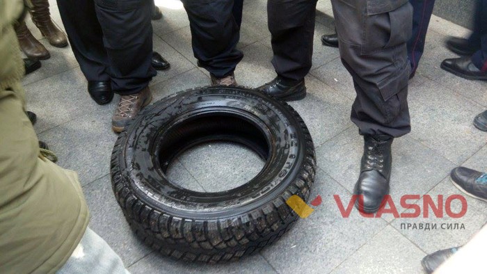 шини під будівлею Національної поліції у Вінниці фото