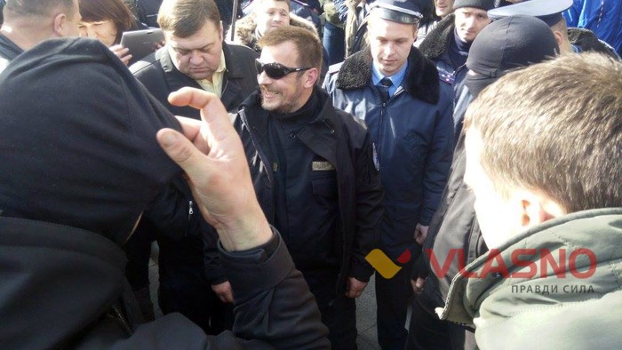 шини під будівлею Національної поліції у Вінниці фото