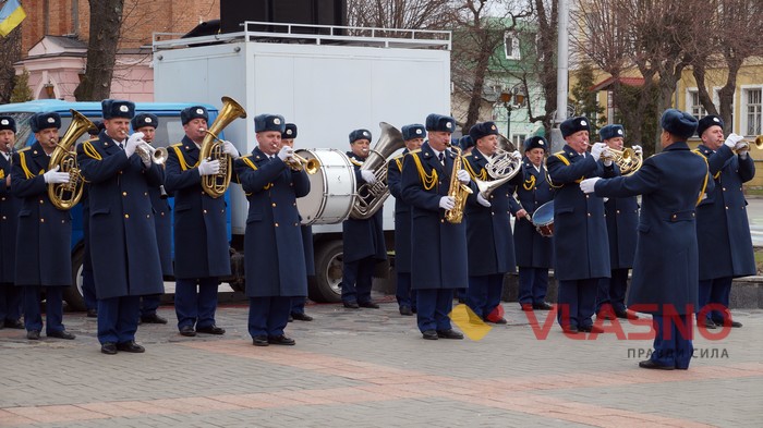 покладання квітів до Вічного вогню у Вінниці фото