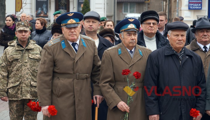 покладання квітів до Вічного вогню у Вінниці фото