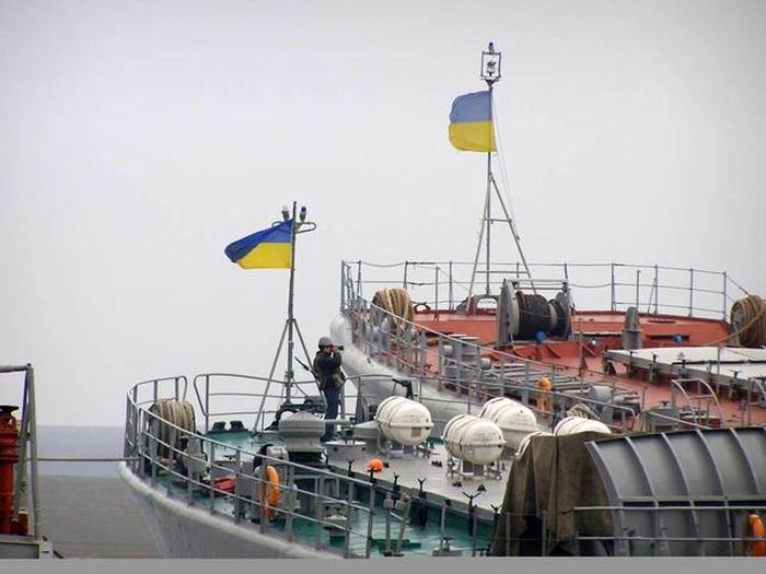 кораблі яких були заблоковані в озері Донузлав, підняли державні прапори фото