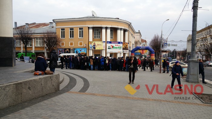 пікет представників вінницьких училищ під Вінницькою облрадою фото
