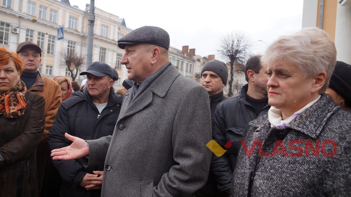 пікет представників вінницьких училищ під Вінницькою облрадою фото