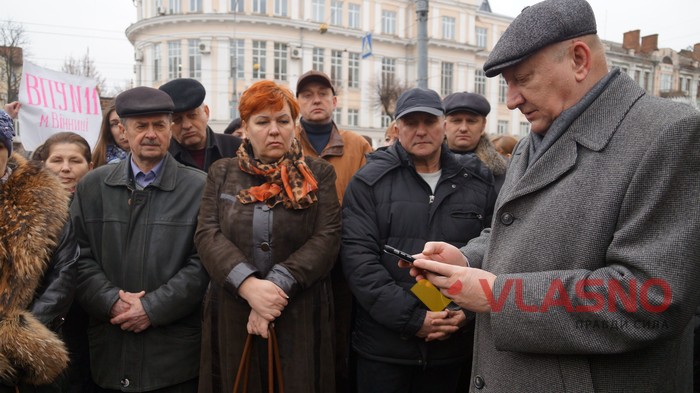 пікет представників вінницьких училищ під Вінницькою облрадою фото