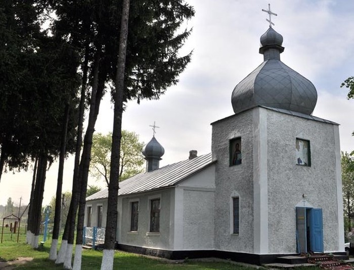 храм та школа у селі Маркуші фото