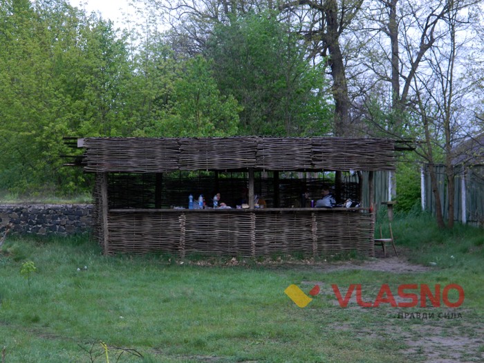 альтанка біля тунелю кохання фото