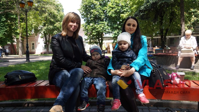 вінничанки Катерина та Оксана - опитування щодо Євробачення у Вінниці фото