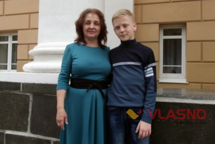 Сашко Подолян з вчителькою фото