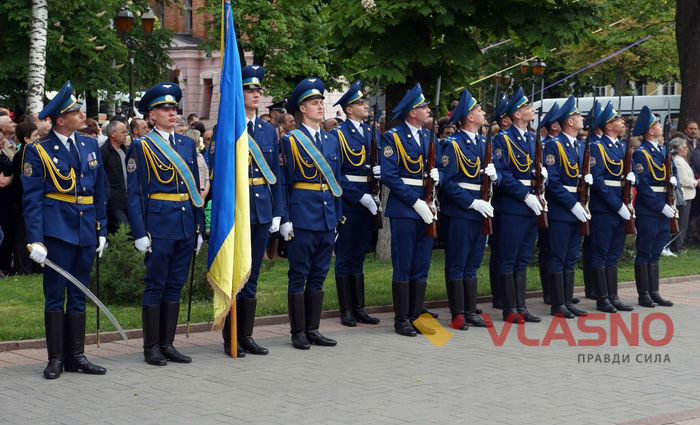 покладання квітів біля Вічного вогню у Вінниці фото