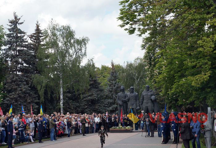 покладання квітів біля Вічного вогню у Вінниці фото