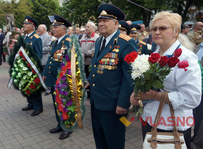 покладання квітів біля Вічного вогню у Вінниці фото