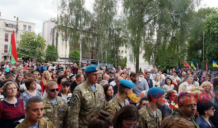 покладання квітів біля Вічного вогню у Вінниці фото