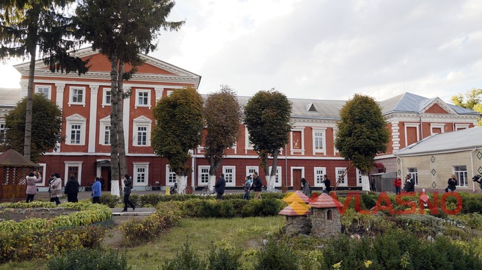 палац Холоневських в Іванові фото