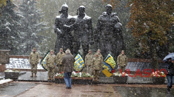 покладання квітів до Дня захисника України у Вінниці фото