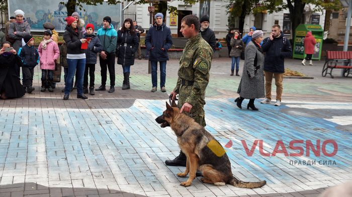 кінологи навчають дітей фото