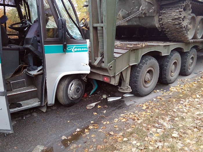 пасажирський автобус в'їхав у військовий тягач фото