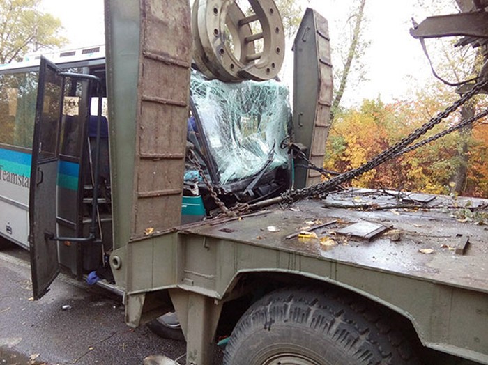 пасажирський автобус в'їхав у військовий тягач фото