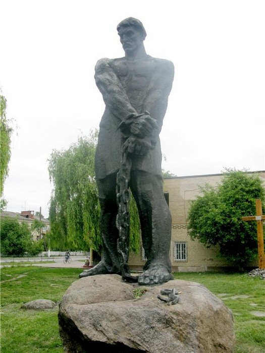 пам'ятник Устима Кармелюка фото