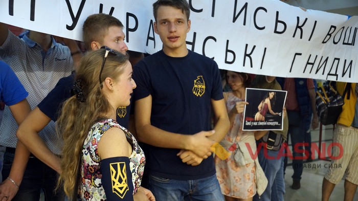 протест на концерті Потапа та Насті фото