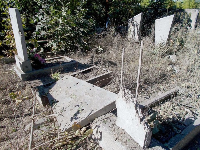 бойовики обстріляли цвинтар в Авдіївці фото