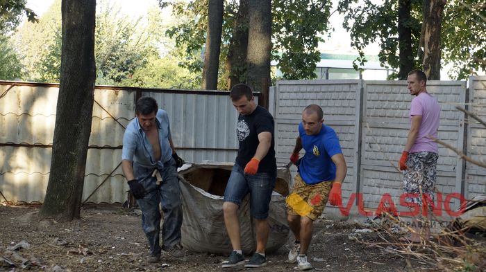 прибирання собачого притулку у Вінниці - Азов фото