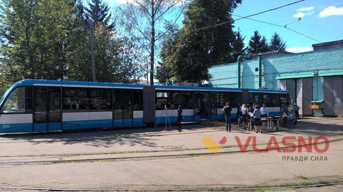 трамвай для людей з обмеженими фізичними можливостями фото