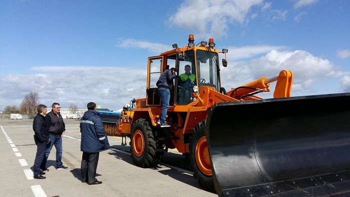 снігоприбиральна техніка в аеропорту "Вінниця" фото