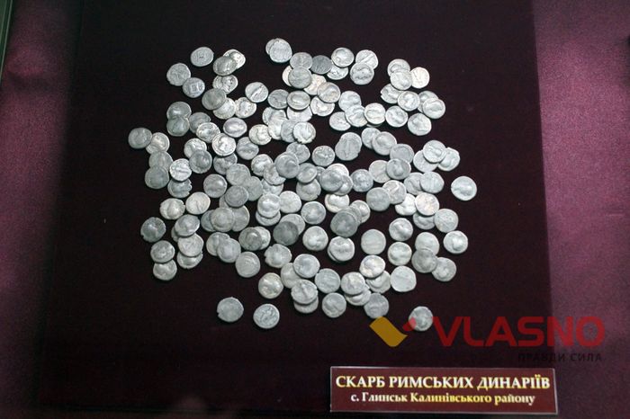 Гроші римлян, прикраси сарматок, посуд  Ґрохольських — у Вінниці показують унікальні скарби (ФОТО)