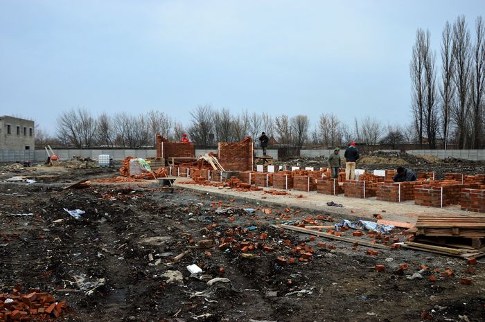 Попри кримінальні провадження у Вінниці будують притулок для тварин та паркан навколо парку