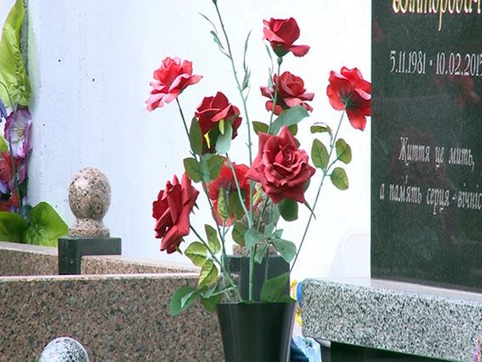 крала квіти з могил фото