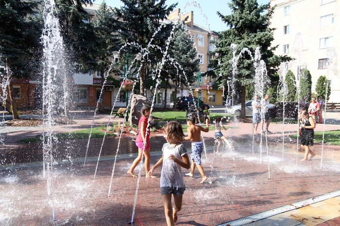 діти у фонтані в Могилеві-Подільському фото